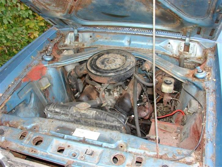 Ford 17m 2000S P7b Kastwagen - Maskinrummet: Motoren har ikke været startet i mange år, så der skal nok hældes noget "snask" ned i tændrørshullerne, så vi er sikre på stemplerne ikke er rustet fast, før vi forsøger noget.... billede 11