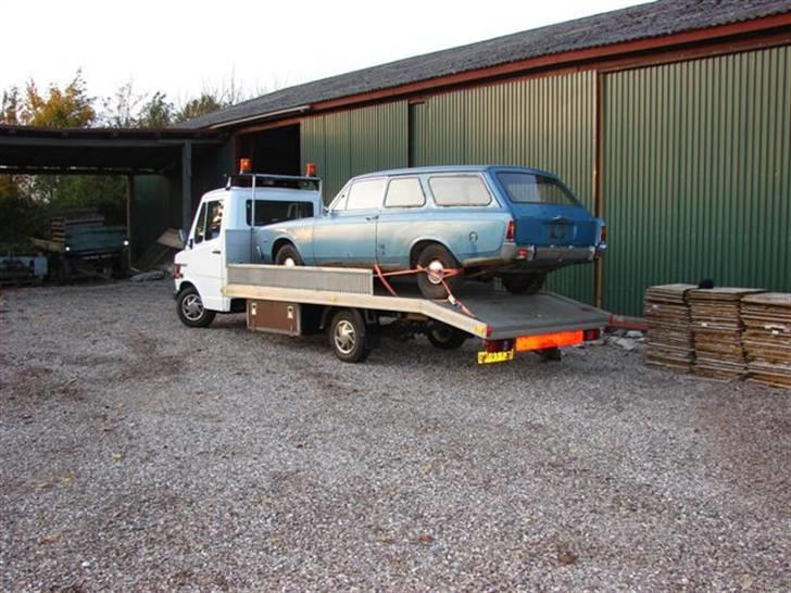 Ford 17m 2000S P7b Kastwagen - Så er ekvipagen vel ankommet til Svanbjergklanens hellige haller, hvor der står meeget guld og venter. billede 13