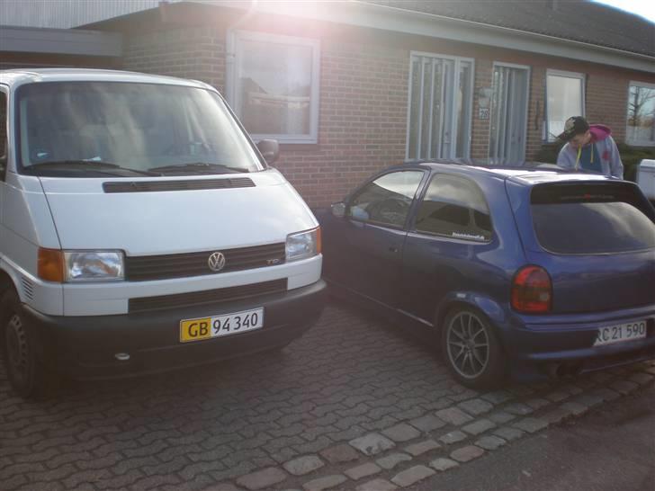 VW Transporter 2,5 TDI - Min kammerats Corsa fik også lidt opmærksomhed :b billede 4