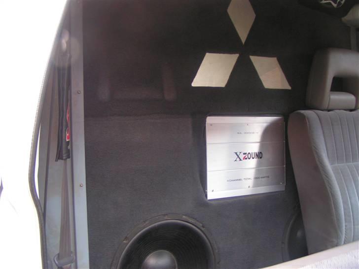 Mitsubishi L400 turbo -solgt- - Mitzubishi LOGO i bagvægen og sat selve forstærkeren ind i vægen... billede 3