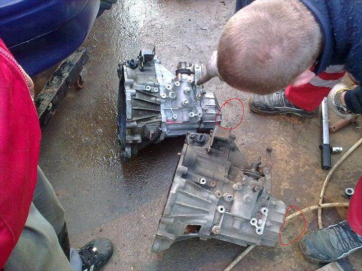 Toyota Corolla E11 1,6 H/B LUNA - Forskellen på en 5 trins og en 6 trins gearkasse. 6. gearet ligger ude i den "ekstra" lomme på den pæne gearkasse billede 18