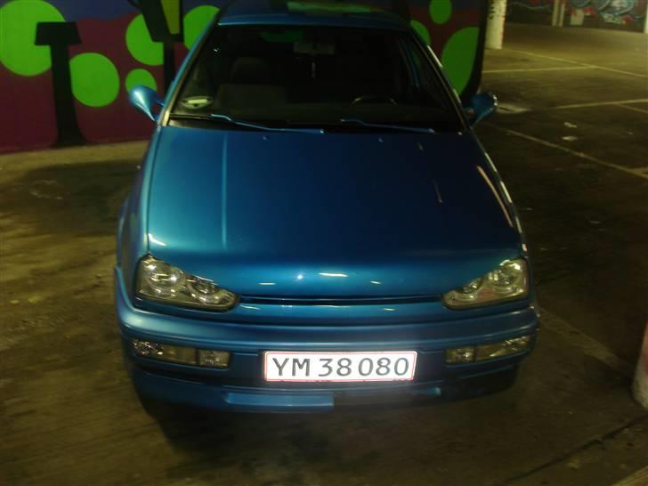 VW golf 3 1,8 Blue Pearl - højre læbe skal lige males billede 1