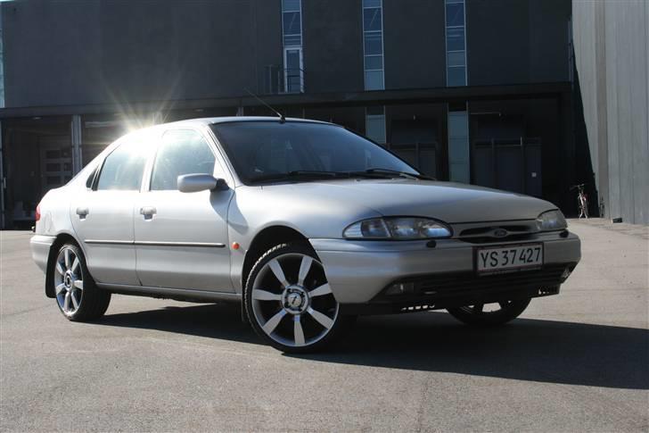 Ford Mondeo 1.8 16V Solgt - Der står hun så og skinner flot i solen;)  billede 1