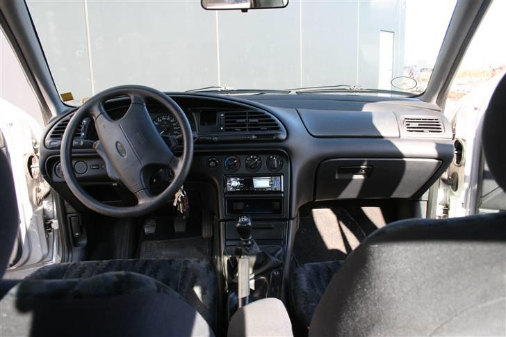 Ford Mondeo 1.8 16V Solgt - Cockpittet, så kan det kun gå een vej:) billede 13