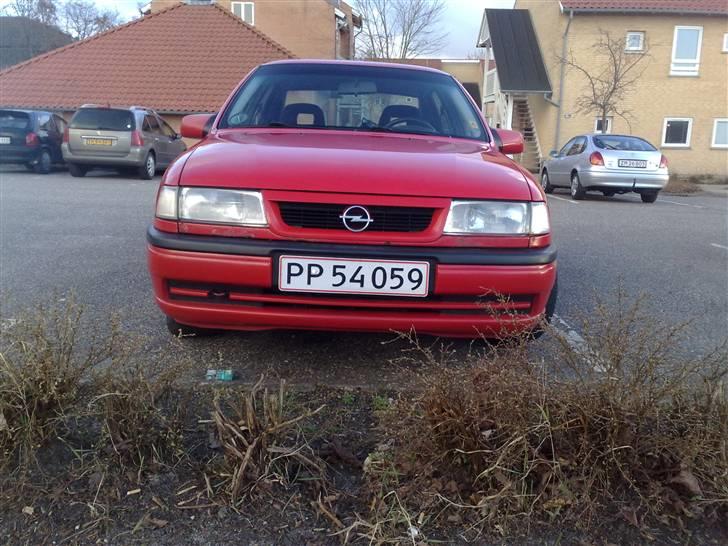 Opel Vectra 1,8i GL (Myrdet) - emblemfri front er for folk der er flove over hva de køre i billede 4