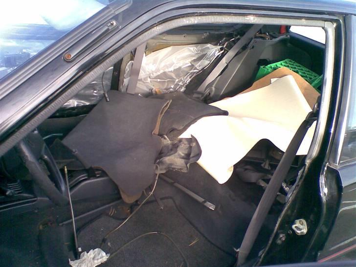 Toyota Corolla GT-S (skrottet) - Strippet for alt af værdi indeni, inden den trillede sin sidste tur ud til huggeren. billede 20