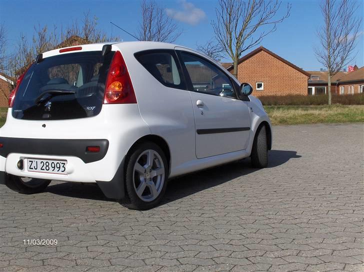 Peugeot 107 Comfort pluds SOLGT billede 2