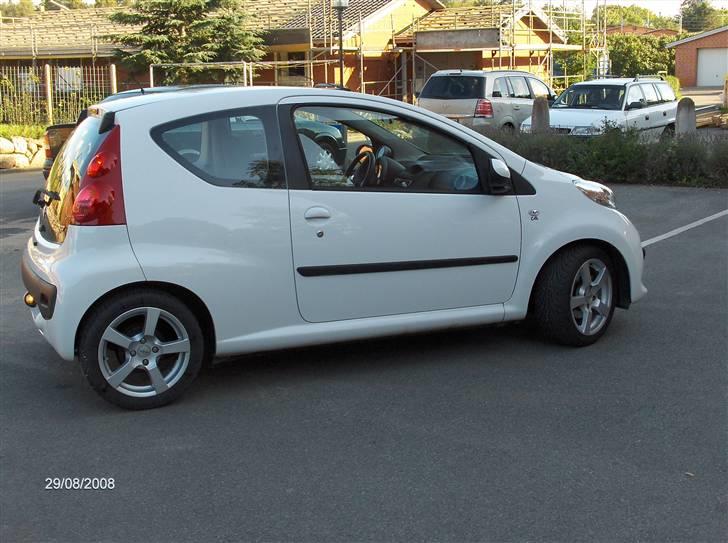 Peugeot 107 Comfort pluds SOLGT billede 5