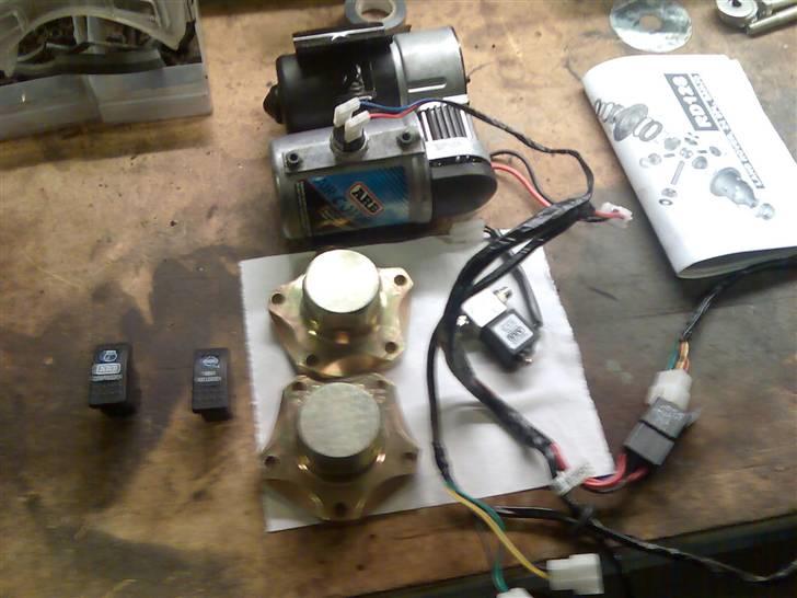 Land Rover Defender  - så kom der kompressor og flanger til min air locker bag på. billede 18