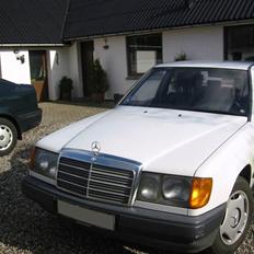 Mercedes Benz 230E