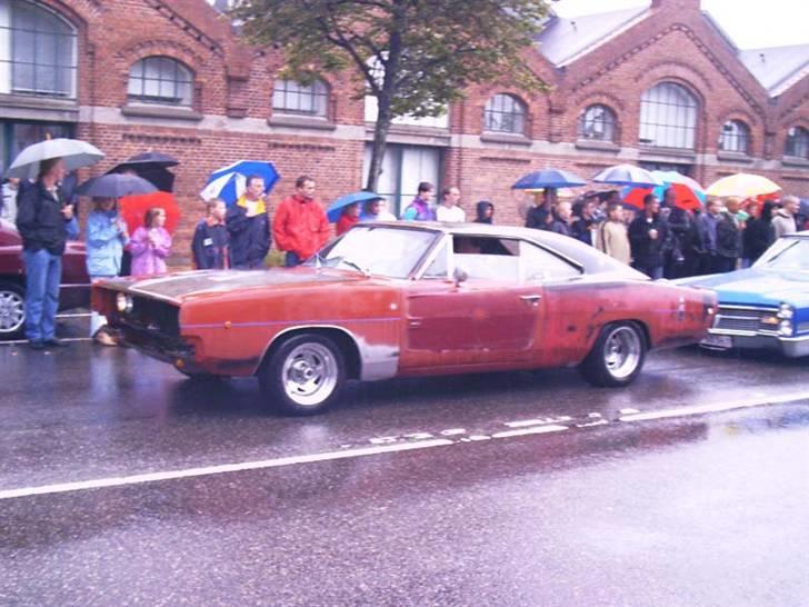 Dodge Charger R/T - En regnvåd tur til Odin træf , det er i 2005 før den blev malet. Se cola mærket på bagskærmen :-) billede 5