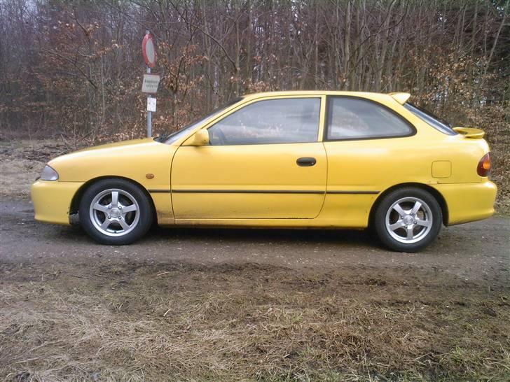 Hyundai Accent 1,5 - billede fra siden med de nye Raze Wheels fælge billede 4