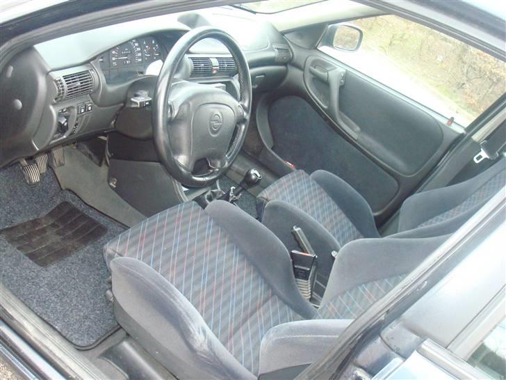 Opel Astra 2.0 16v stc. *DØD* - billede af fælg fra tidliger ejer. 4nye dæk bestilt der kommer billeder af bilen når den er sommerklar.  billede 15