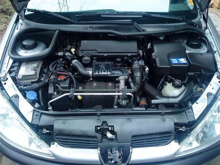 Peugeot 206 SW ***TOTALSKADET*** - Maskinrummet billede 7