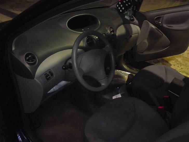 Toyota Yaris solgt - kabinen med den nye radio billede 7