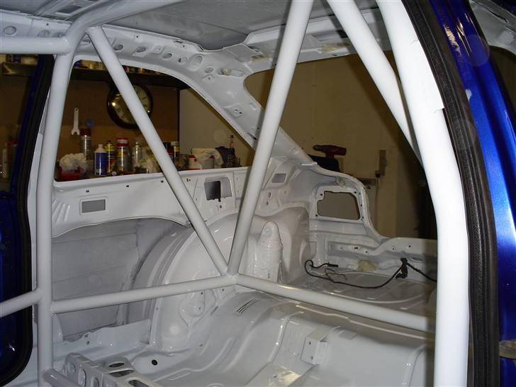 Ford Escort RS Cosworth SOLGT - Sikkerhedsbur og indvendig lakering i hvid. billede 10