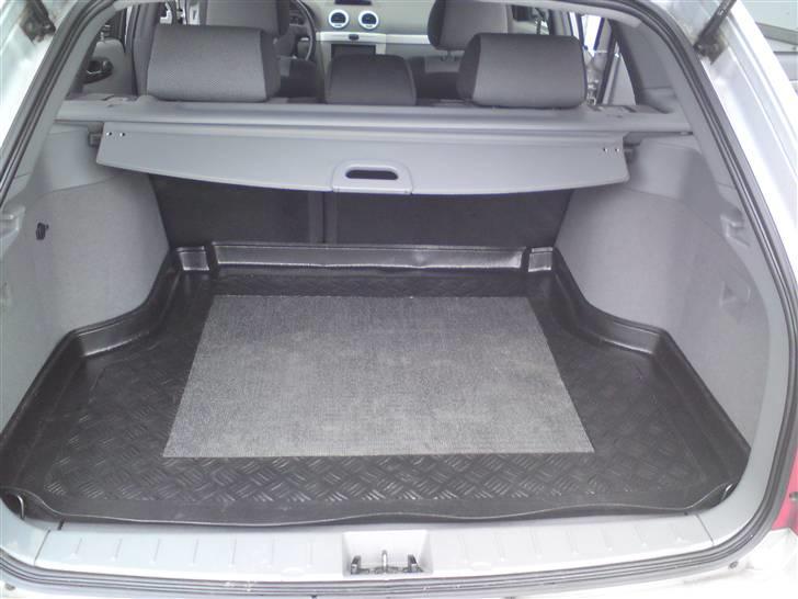 Chevrolet Nubira CDX STW  - Ekstra plast bakke i bagagerum. Rart når man har et par store hunde billede 10