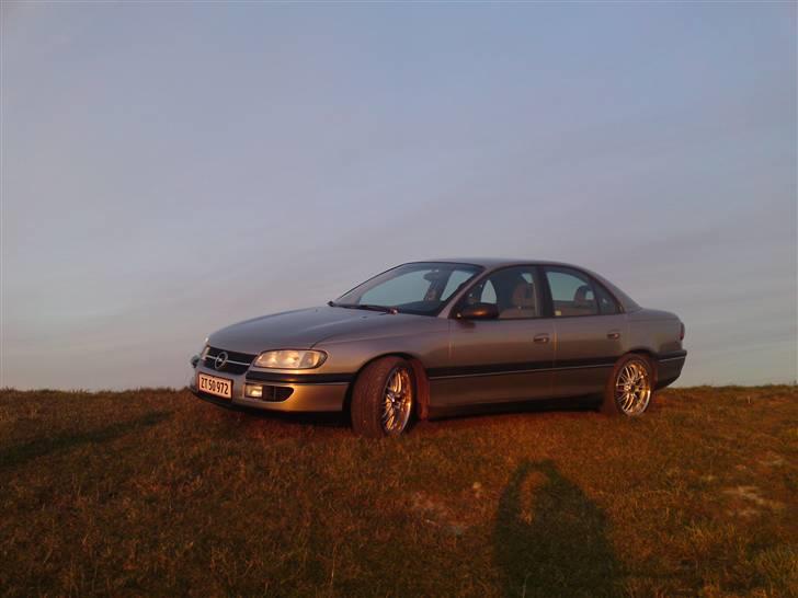 Opel Omega B 2.5 V6 ¤SOLGT¤ - Lidt på afstand, med solen i ryggen... billede 4