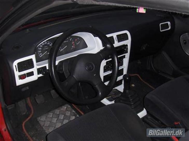 Nissan 100 nx  solgt - den sorte kabine er nu kommet i og med hvide detalier billede 14