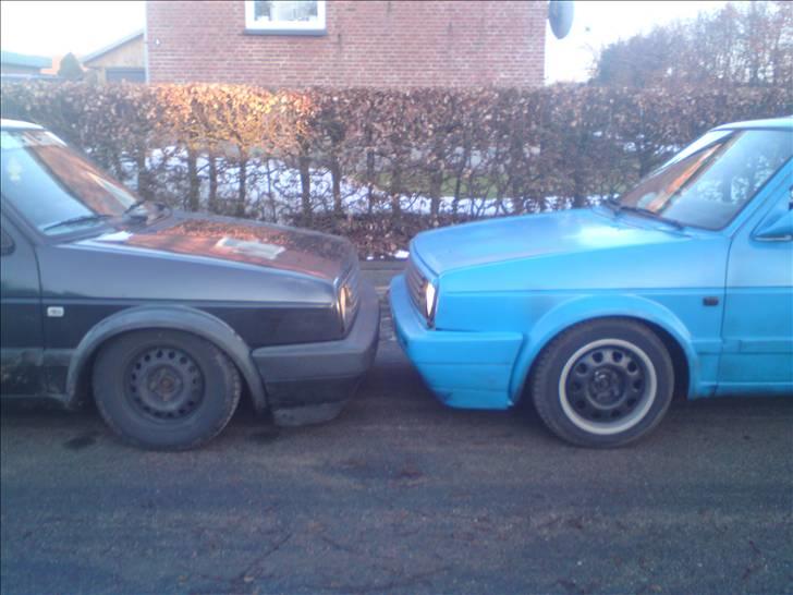 VW golf 2 GTD...... blå golf - tror blå golf har fået en kæreste.... <3 Black lady + blå golf <3 billede 17