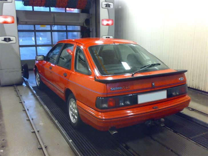 Ford Sierra 2,0 GLX...(BYTTET) - Sådan der! Så er den vasket og klar til at blive byttet med Granadaen.....Hej-Hej billede 10