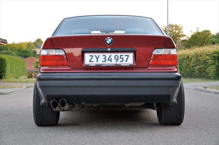 BMW 320i  - Udstødningen er pillet af og erstattet med original igen. billede 2