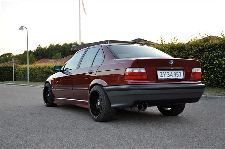 BMW 320i  - Udstødningen er pillet af og erstattet med original igen. billede 3