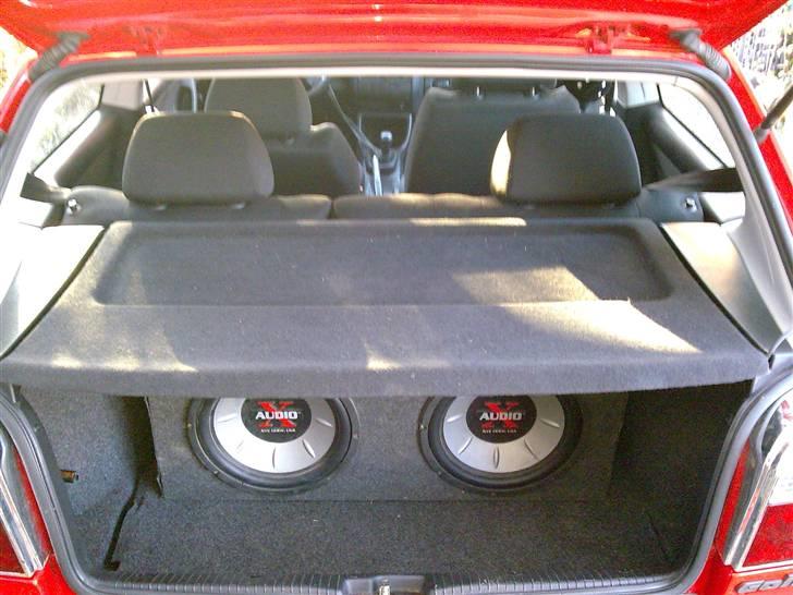 VW golf 3 GTI  (SOLGT) - det er synd og skære huller til 6x9" i hathylen !! billede 6