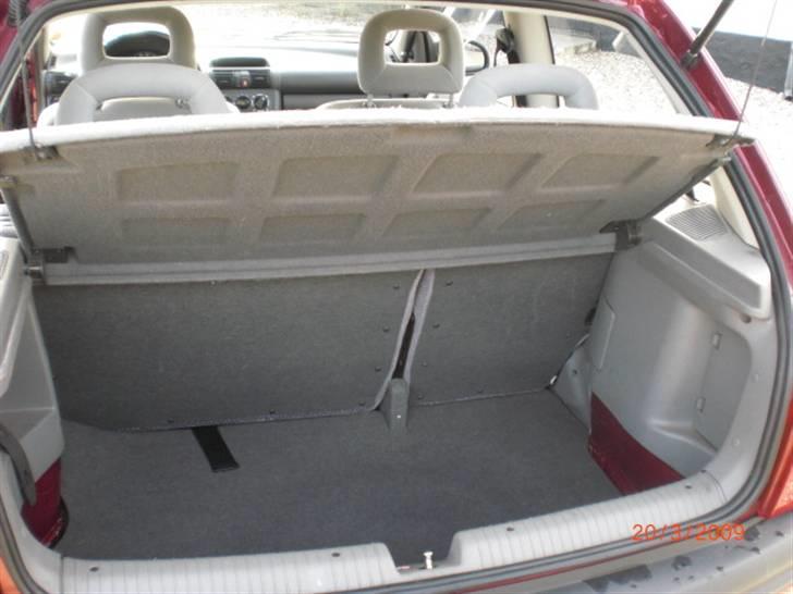 Opel Corsa B Swing - Baggagerummet :D. Der kan sku godt stå en bette baskas i ;-) billede 4