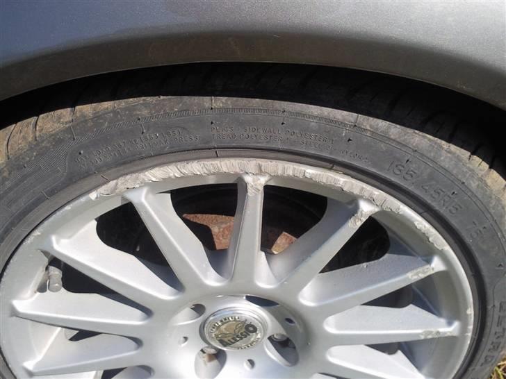 VW Polo 3 Coupe - Nogen sku bar ikke have lov til at køre bil :S:S:S mega synd for det nogle fede fælge billede 8