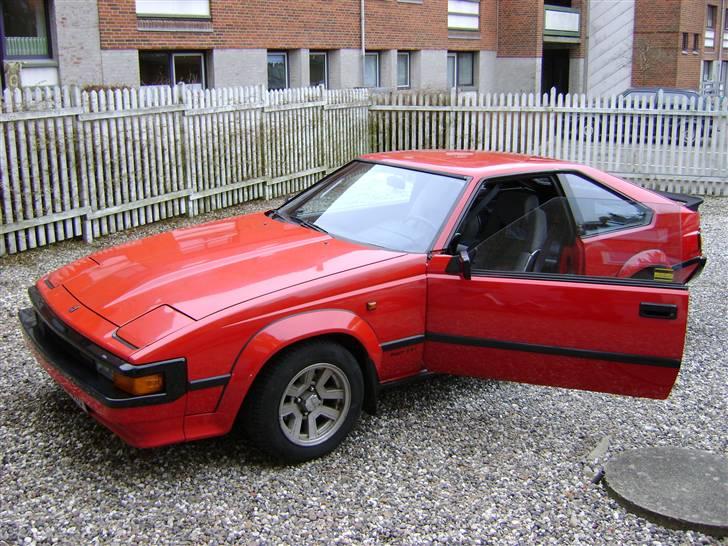 Toyota Supra 2,8i - Døre uden ruderammer giver et sportigt udseende billede 2