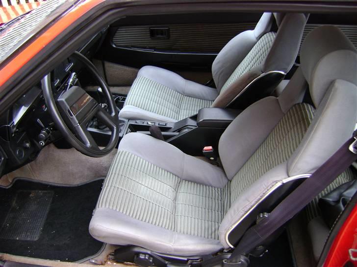 Toyota Supra 2,8i - Man sidder bare godt i de sæder. God lav siddestilling og ret tilbagelænet. billede 6