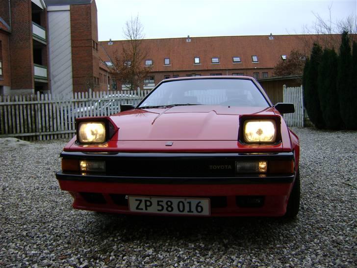 Toyota Supra 2,8i - Klaplygterne er mode fra en svunden tid. Nostalgi, og det kan jeg lide. billede 8