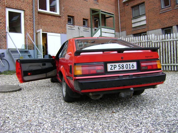 Toyota Supra 2,8i - Jydekrogen klæder dog ikke en bil af denne type, men den har jo god motorkraft... billede 9