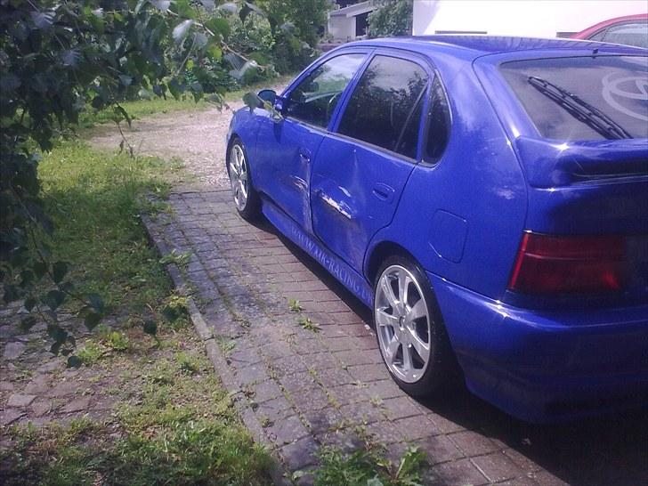 Toyota corolla Xli(totalskadet)  - som bilen ser ud efter at haft nærkontakt med en slovakisk lastbil. :(  billede 9