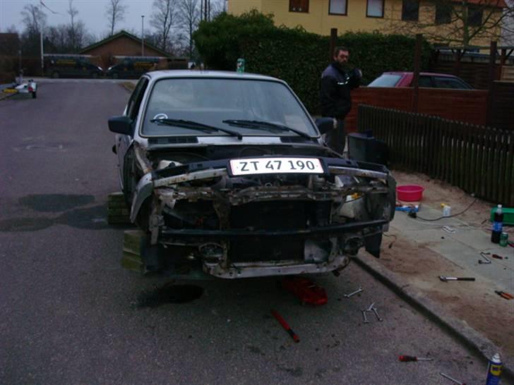 BMW 323i e30 r.i.p - sådan ser den ud nu står på nogen sten indtil skrot handlere henter den efter weekenden billede 17
