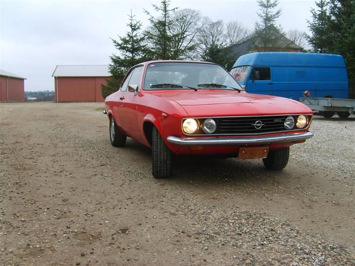 Opel Manta A - Jamen dagen efter den er afhentet. Flot i lakken.. billede 1