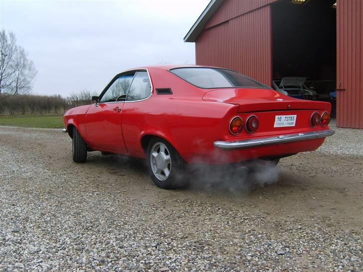 Opel Manta A - Er vild med bilens linjer og form. Ser nu godt ud. Trænger dog til andre fælge.. billede 2