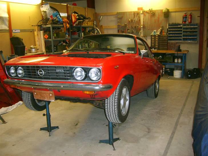 Opel Manta A - Så er den tappet for kølervæske og ved at være klar til at få hevet motoren op. billede 6