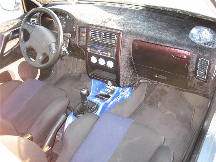 VW polo 6n 1.4 16v liq SOLGT - alcatara beklædt instru, alt er indfarvet i kamelion og airbrush hist og her. tog sku sin tid at tage lortet ud ;) gamle sæder..!! billede 9