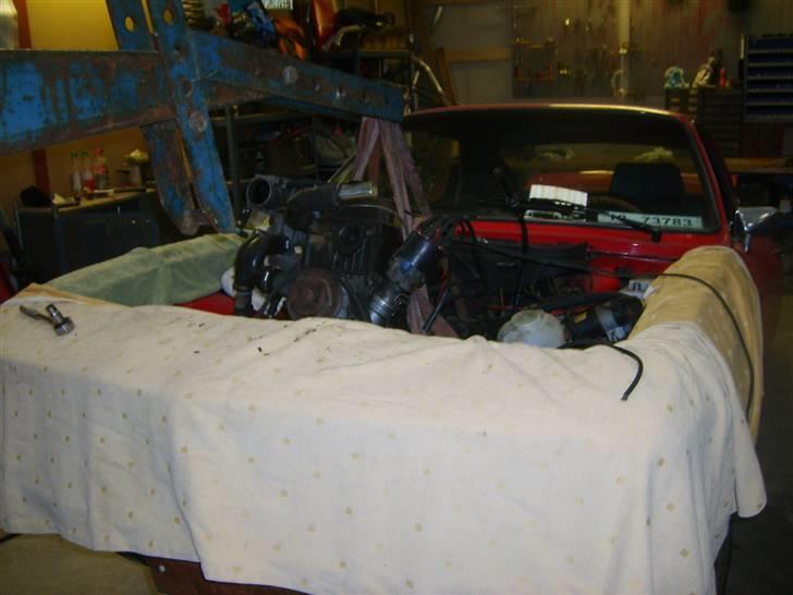 Opel Manta A - Så er motoren på vej op.. den kære 1.6.. Den skal have set ventiler igennem og ny kobling..  billede 8