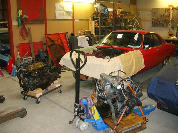 Opel Manta A - Så kom den op.. På gulvet står en 1.6 (den der lige er taget op) og en 2.4e lige afhentet..  billede 9