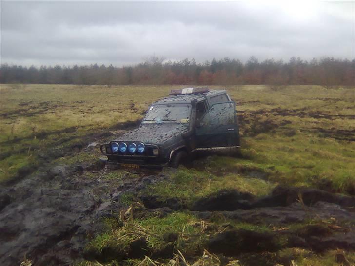 Nissan patrol  (utrolige) solgt - ups, der var vist lige et mudderhul. billede 12
