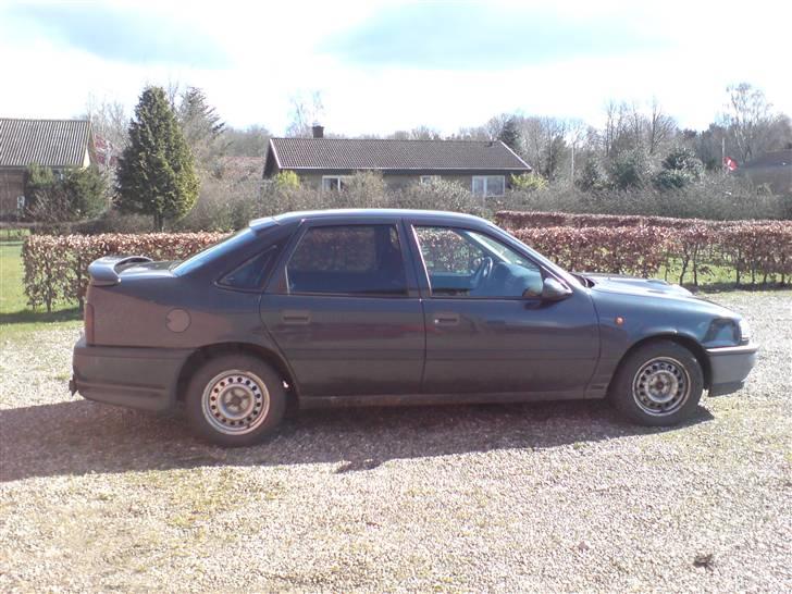 Opel vectra  *Skrottet* - bilen fra siden...  billede 2