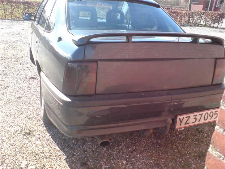 Opel vectra  *Skrottet* - bagenden med cleen bag klap og mørkelygter.. og en diskret sport udstødningsrør billede 4