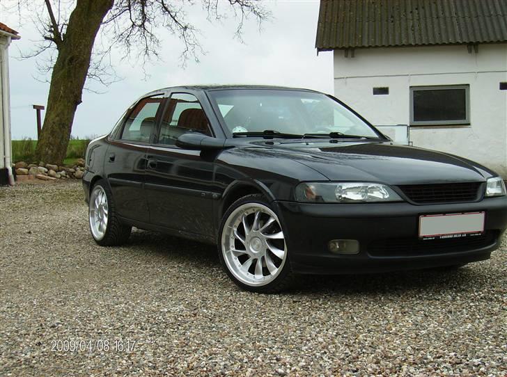 Opel  !BYTTET!        - Ser sku godt ud med de nye fælge... Fælgene er 8x18", med 215/35-18 dæk på, så ser lidt "tysker" agtigt ud... FEDT... billede 1