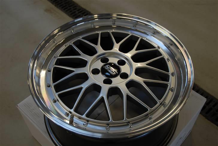 VW Golf 4 TDI Highline VAN Solgt - Fælgene før de kom på bilen lige inden de fik et lag nanocover :) billede 10