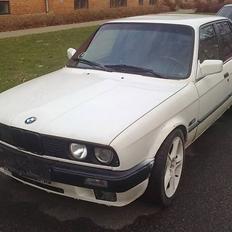 BMW E30 320i