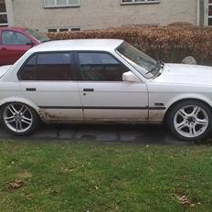 BMW E30 320i
