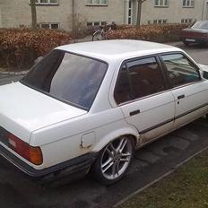 BMW E30 320i